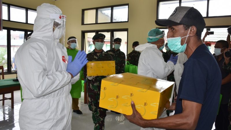 Pangdam Pattimura  Berikan Bansos Kepada Pasien Covid-19
