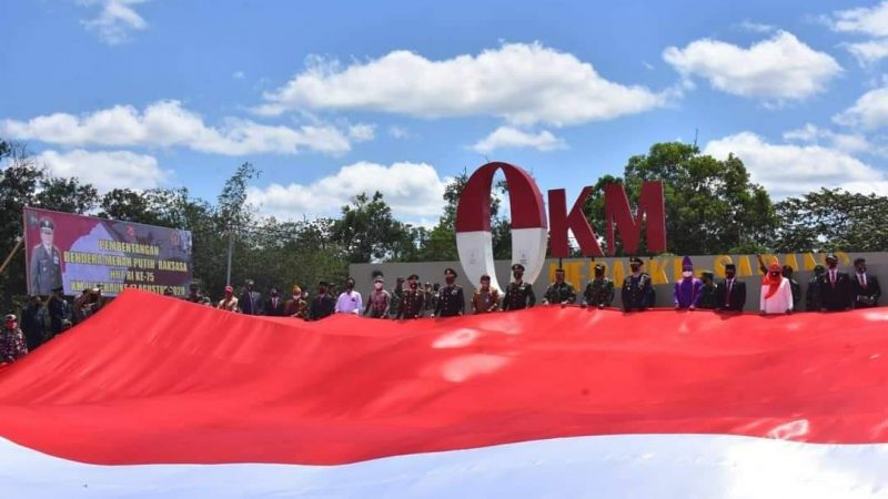 Peringati HUT Ke-75 RI,  Korem 174 Merauke Bentangkan Bendera Merah Putih  di Titik 0 Km RI-PNG