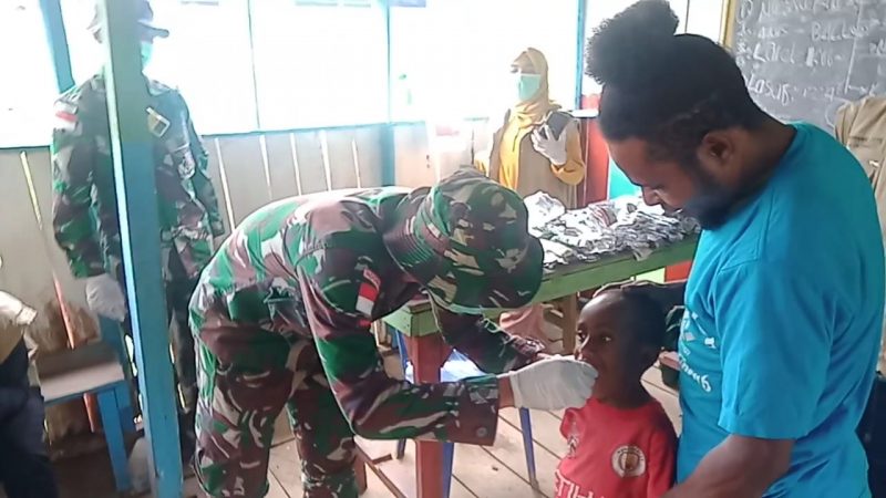 POS TATAKRA SATGAS PAMTAS YONIF 312/KH GELAR BAKTI SOSIAL PELAYANAN KESEHATAN DI PERBATASAN