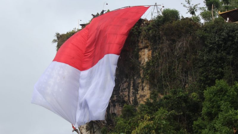 HUT ke-75 RI; Kodim 0801 / Pacitan  Kibarkan  Bendera Merah Putih Raksasa di Sentono Gentong