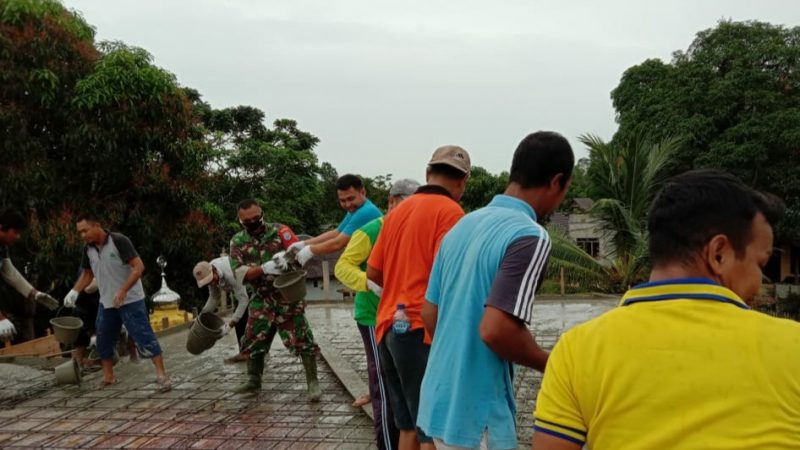 Jalin Kebersamaan, Babinsa Balai Riam Bantu Pembangunan Masjid
