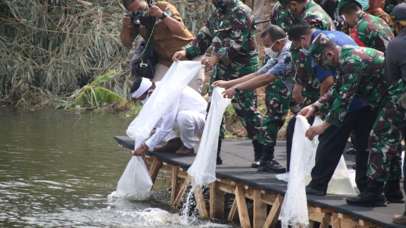 Kunker Pangdam III/Siliwangi ke Wilayah Kodim 0619/ Purwakarta Tebar 150 Ribu Benih Ikan dan Bagikan Paket Sembako