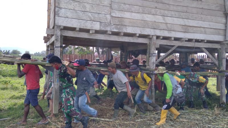 GOTONG ROYONG, SATGAS YONIF 413 BREMORO BERSAMA WARGA BANTU PINDAHKAN RUMAH