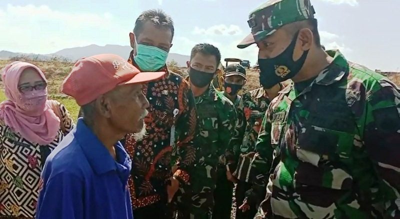 Masih Ikut TMMD, Dandim Brebes Apresiasi Kakek 80 Tahun Asal Kalinusu Bumiayu