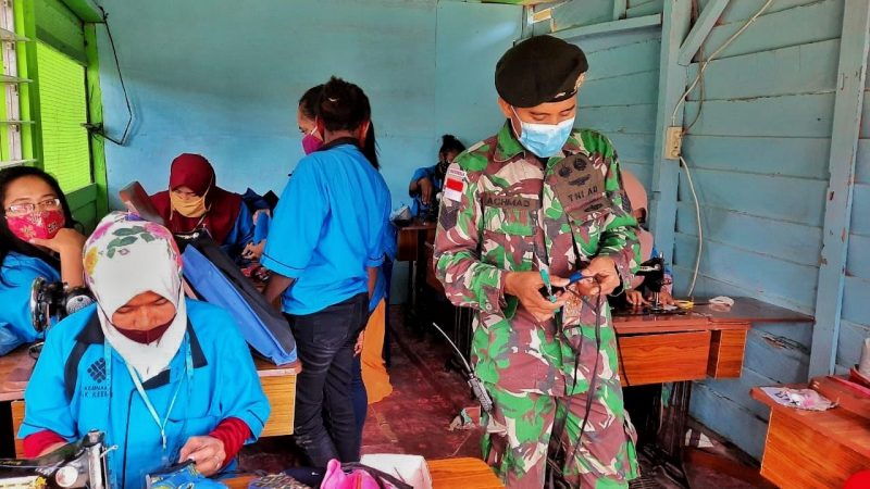 SATGAS YONIF 413 BREMORO BANTU BLK KABUPATEN KEEROM AJARKAN MENJAHIT MASKER