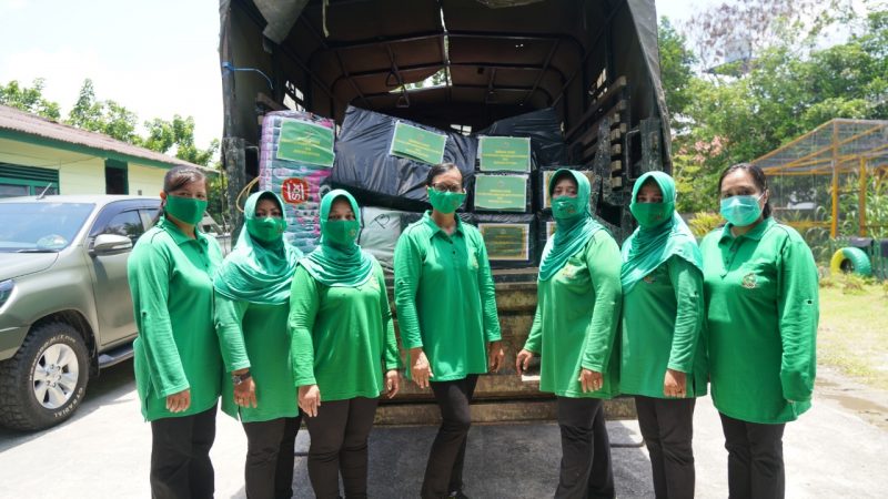 Diberangkatkan Ke Putusibau, Bantuan Ketua Persit PD XII/Tpr Bagi Keluarga Prajurit Terdampak Banjir