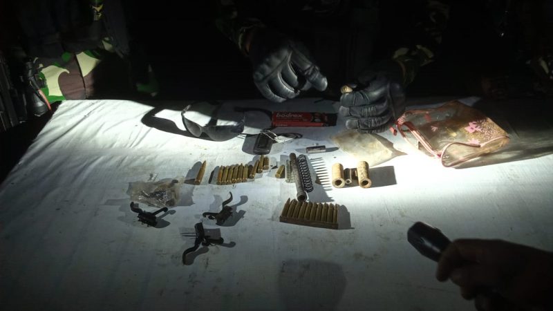 MEMBUAHKAN HASIL, SATGAS PAMTAS RI-PNG YONIF RAIDER 100/PS TEMUKAN MUNISI DAN SPARE PART SENJATA PADA SAAT SWEEPING