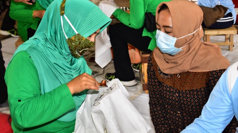 Istri Prajurit TNI di Madiun Belajar Membatik