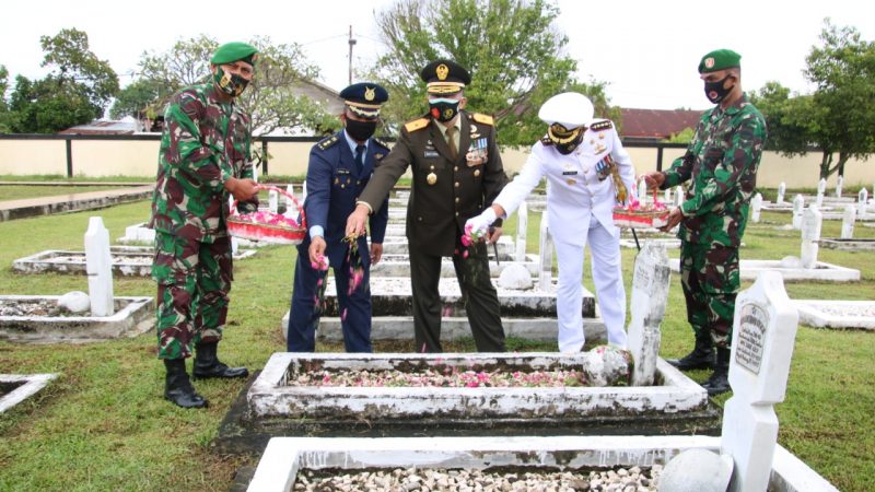 Sambut HUT TNI ke 75 Danrem 032/Wbr Pimpin Ziarah Nasional