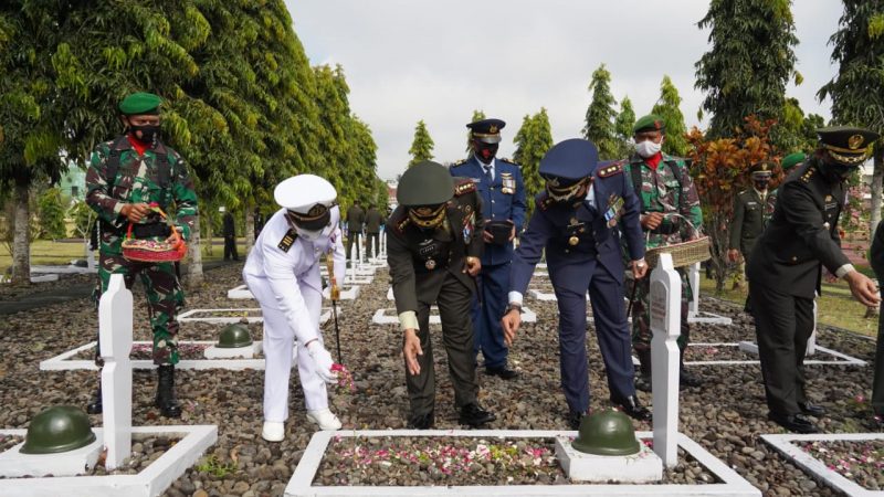 Jelang HUT TNI Danrem 071/Wijayakusuma Pimpin Ziarah di TMP Tanjung Nirwana