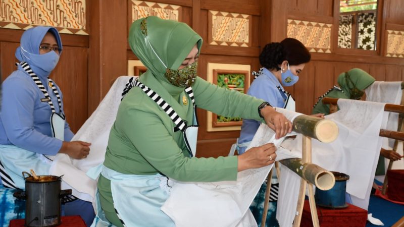 Hari Batik Nasional, Persit KCK Koorcab Rem 081 PD V/Brawijaya Ikuti  Latihan Membatik