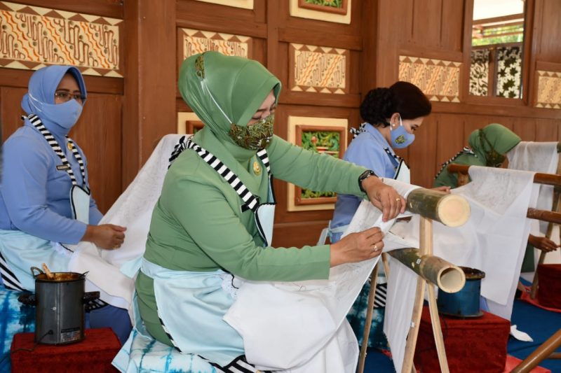 Hari Batik Nasional, Persit KCK Koorcab Rem 081 PD V/Brawijaya Ikuti  Latihan Membatik