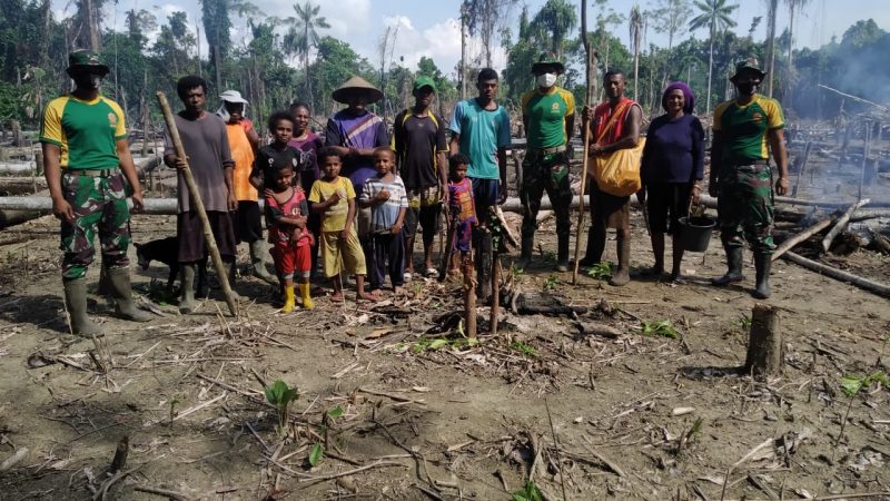 MANFAATKAN LAHAN KOSONG, SATGAS YONIF MR 413 KOSTRAD AJAK WARGA GELAR KETAHANAN PANGAN