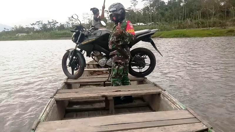 Sertu Anang Jatmiko Setiap Hari  Naik Perahu Menuju Lokasi TMMD Reguler Brebes