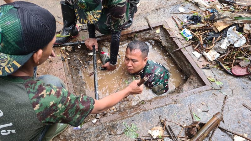 Serka Eri Krisyana Bersama 6 Anggota Gober Lakukan Pembersihan Sampah Selokan Anak Sungai Cimande
