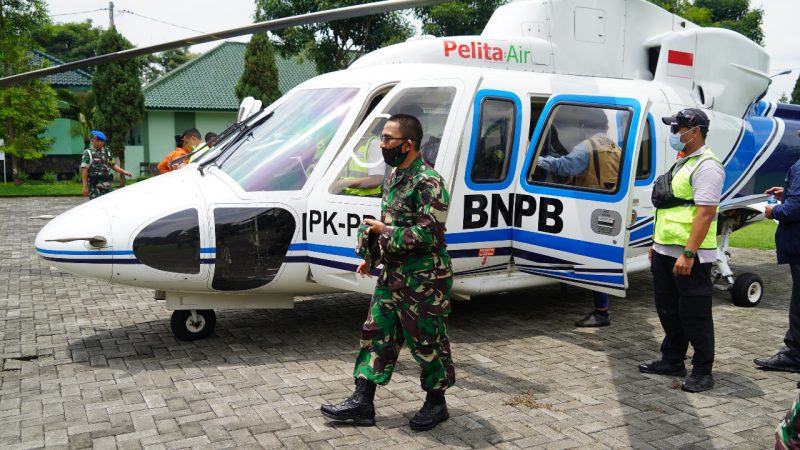 DUA HELIKOPTER BNPB MENDARAT DI LAPANGAN MAKOREM 062/TN
