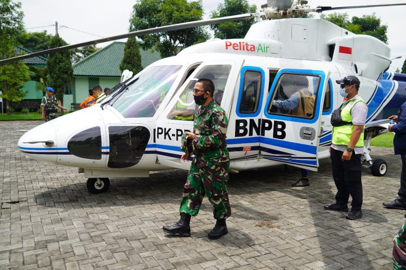 DUA HELIKOPTER BNPB MENDARAT DI LAPANGAN MAKOREM 062/TN