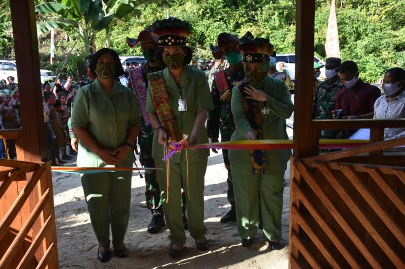 Pangdam Bersama Ketua Persit KCK Daerah XVIII/Kasuari Resmikan Sanggar Seni Kreasi “Mankobon”
