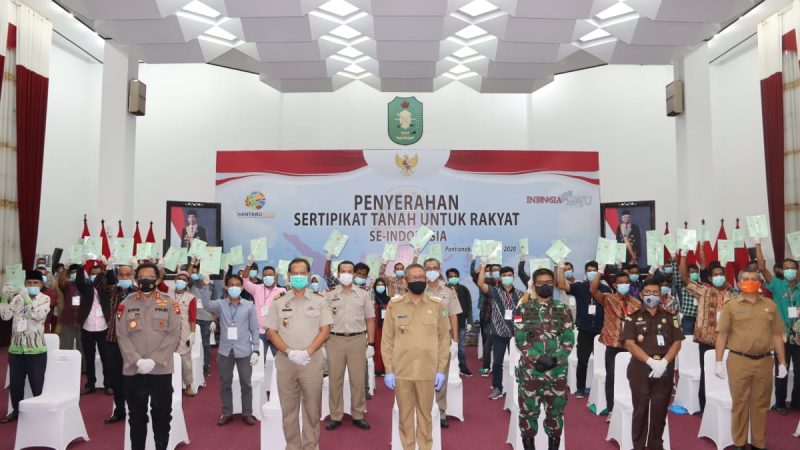 Pangdam XII/Tpr dan Forkopimda Kalbar Saksikan Penyerahan 1 Juta Sertifikat Gratis dari Presiden