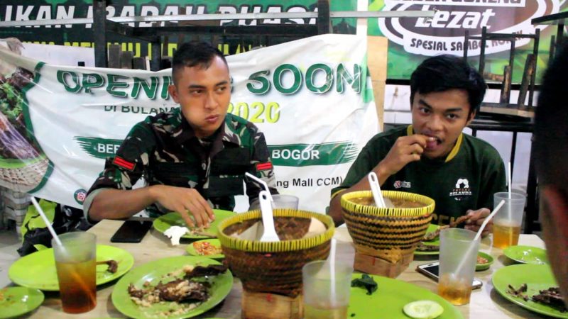 YON ARMED 10/BRADJAMUSTI AJAK ANAK JALANAN MAKAN BARENG