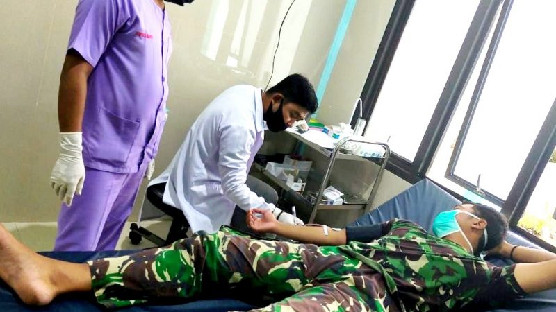 Satgas Yonarmed 9 Kostrad Donor Darah Kepada Warga Desa Soagimalaha
