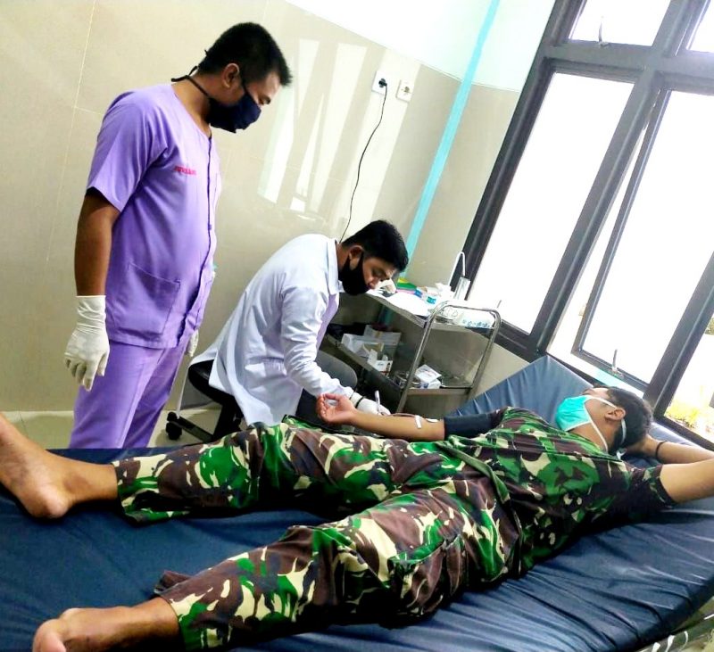 Satgas Yonarmed 9 Kostrad Donor Darah Kepada Warga Desa Soagimalaha