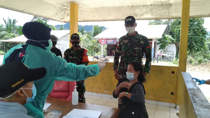 Satgas Yonif 642 Kapuas Jalankan Protokol Kesehatan Terhadap Pekerja Migran Indonesia