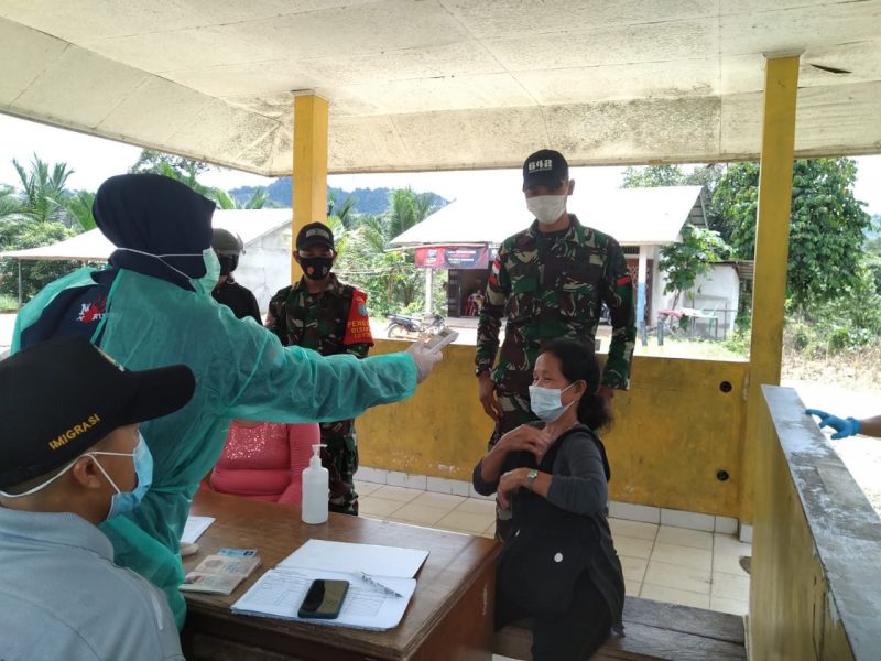 Satgas Yonif 642 Kapuas Jalankan Protokol Kesehatan Terhadap Pekerja Migran Indonesia