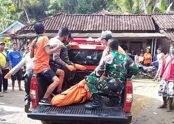Koramil 0801/02 Kebonagung BersamaTim SAR Evakuasi Laka Laut di Pantai Wawaran, Pacitan