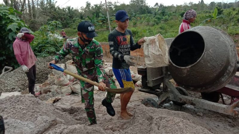 Semangat Gotong Royong Personel Satgas Pamtas Yonif 642/Kps Bersama Warga Membangun Jalan Desa.