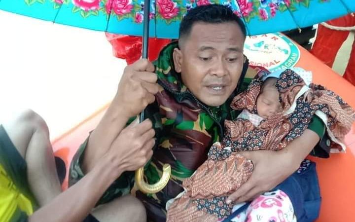 2 Prajurit TNI Selamatkan Bayi Baru Lahir dari Banjir 4 Meter di Aceh