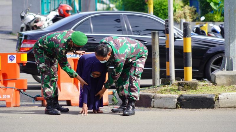 Nenek Tua Renta Kagetkan Anggota TNI