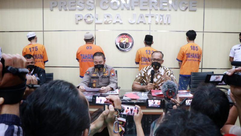 Ditreskrimsus Polda Jatim Tangkap 4 Orang Tersangka Ujaran Kebencian Terhadap  Menkopolhukam
