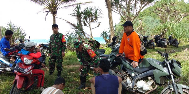 Koramil 0801/07 Ngadirojo Bersama Polsek dan BPBD Pacitan, Evakuasi Satu Jenasah Korban Laka Laut