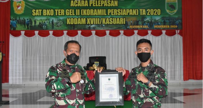 Pangdam Kasuari Lepas dan Beri Penghargaan  700 Personel Satuan BKO Teritorial (Koramil Persiapan) Gel. II TA. 2020