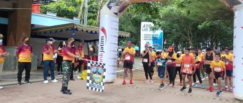 Dandim Pacitan  Letkol Kav. Ibnu Khazim, S.I.P., M.Si, Beserta  Forkopimda  Berangkatkan Kegiatan Lari 10 K