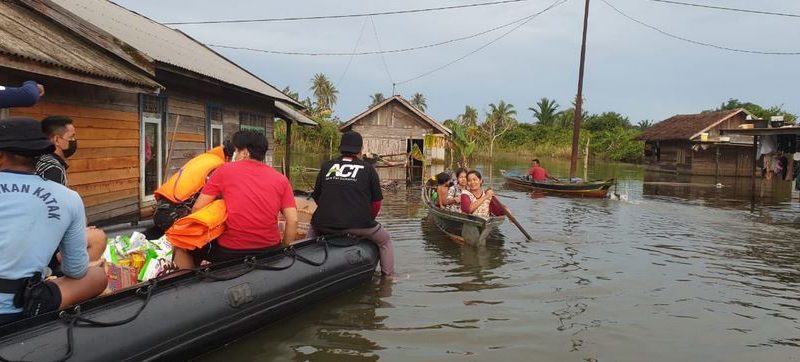 TNI AL AJAK KOMUNITAS RELAWAN DISTRIBUSIKAN BANTUAN KE DAERAH TERISOLIR BANJIR KALSEL