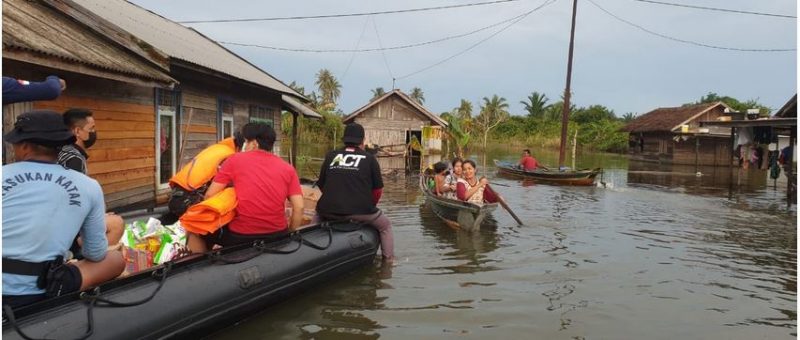 TNI AL AJAK KOMUNITAS RELAWAN DISTRIBUSIKAN BANTUAN KE DAERAH TERISOLIR BANJIR KALSEL
