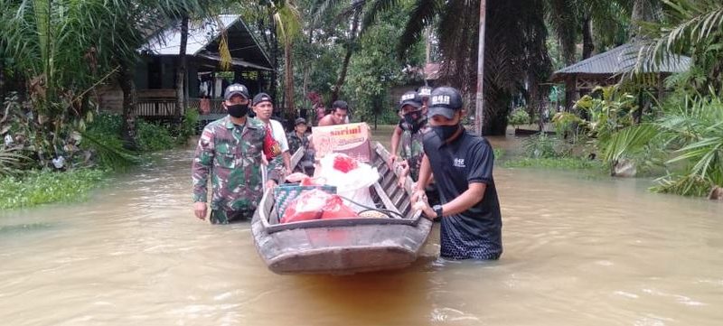 Satgas Yonif 642 Kapuas Bersama Polisi dan Pemerintah Desa Salurkan Bantuan Bagi Korban Banjir.