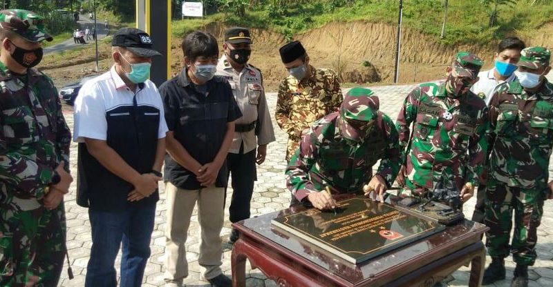 Pangdam IV/Diponegoro Teken Prasasti Sentra Ekonomi Masyarakat Darmakradenan