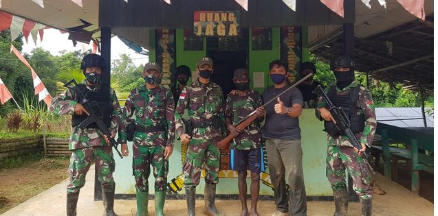 Mantan TPNPB Serahkan Senpi Kepada Satgas Yonif Mekanis 516/CY