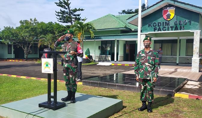 Dandim 0801 Pacitan Pimpin Apel Gelar Pasukan dalam Rangka Penegakan Disiplin Protokol Kesehatan
