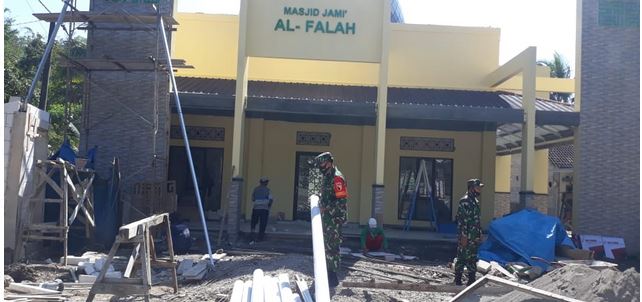 Salah Satu Bentuk Kebersamaan, Babinsa Koramil 0801/11 Donorojo Bantu Warga Bangun Masjid.