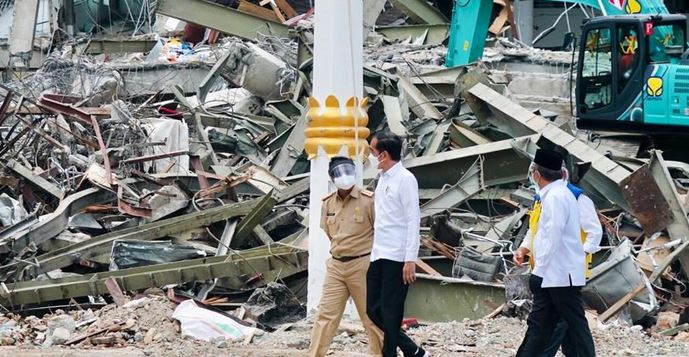 Presiden Joko Widodo Langsung Satu Titik Terdampak Gempa  Kantor Gubernur Sulawesi Barat