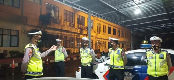 Ditlantas Polda Banten Bagikan Masker Kepada Warga Serang