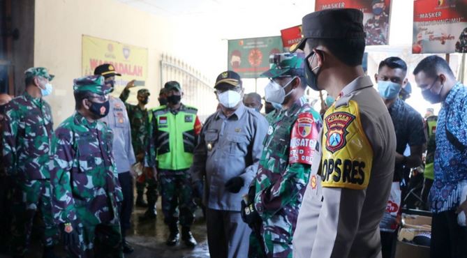 Didampingi Danrem 081/DSJ, Irdam V / Brawijaya Pantau Prokes di Tulungagung