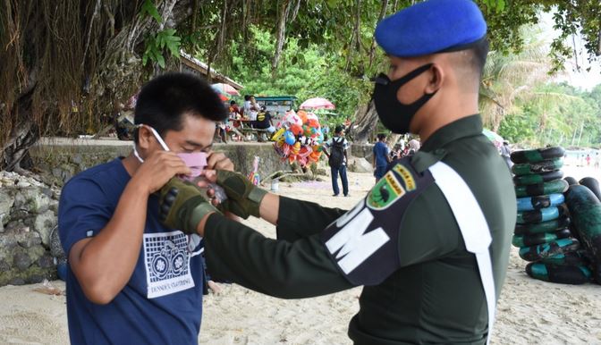 Pomdam XVIII/Kasuari Bagikan Masker Kesehatan Gratis