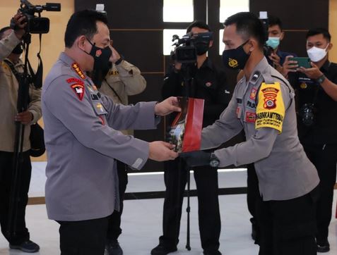 Kapolri Beri Penghargaan Kepada Personil Yang Berprestasi Sekolah Perwira