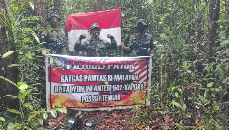 Menjaga Batas Negara, Satgas Pamtas RI-Malaysia Yonif 642/Kps Laksanakan Patroli Patok Perbatasan