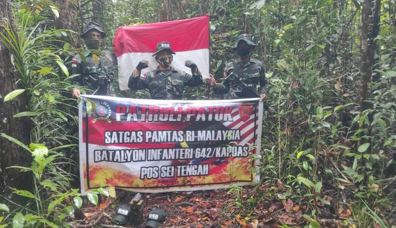 Menjaga Batas Negara, Satgas Pamtas RI-Malaysia Yonif 642/Kps Laksanakan Patroli Patok Perbatasan